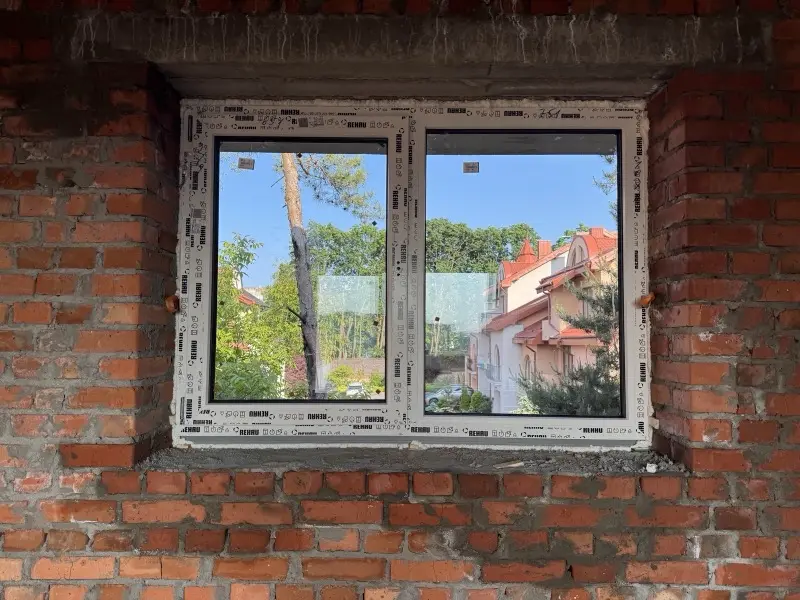 Двостулкове вікно ПВХ у цегляному будинку після монтажу SEDA