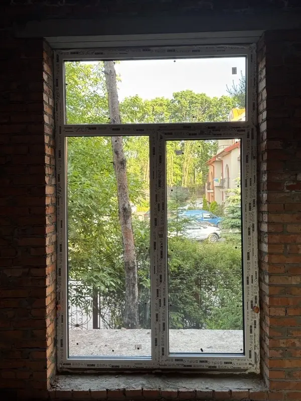 Вікно з фрамугою та відкриванням стулки, приватний будинок