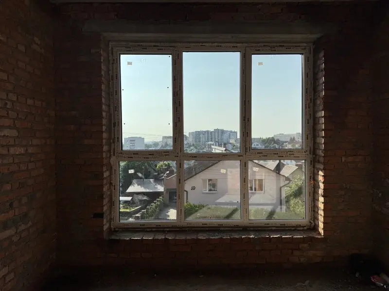 Тристулкове вікно з імпостом, вид на приватний сектор Тернополя